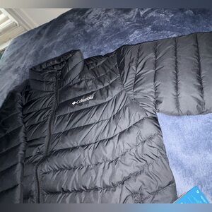 Columbia Woman’s 
/Men's Midnight Black Puffer Jacket